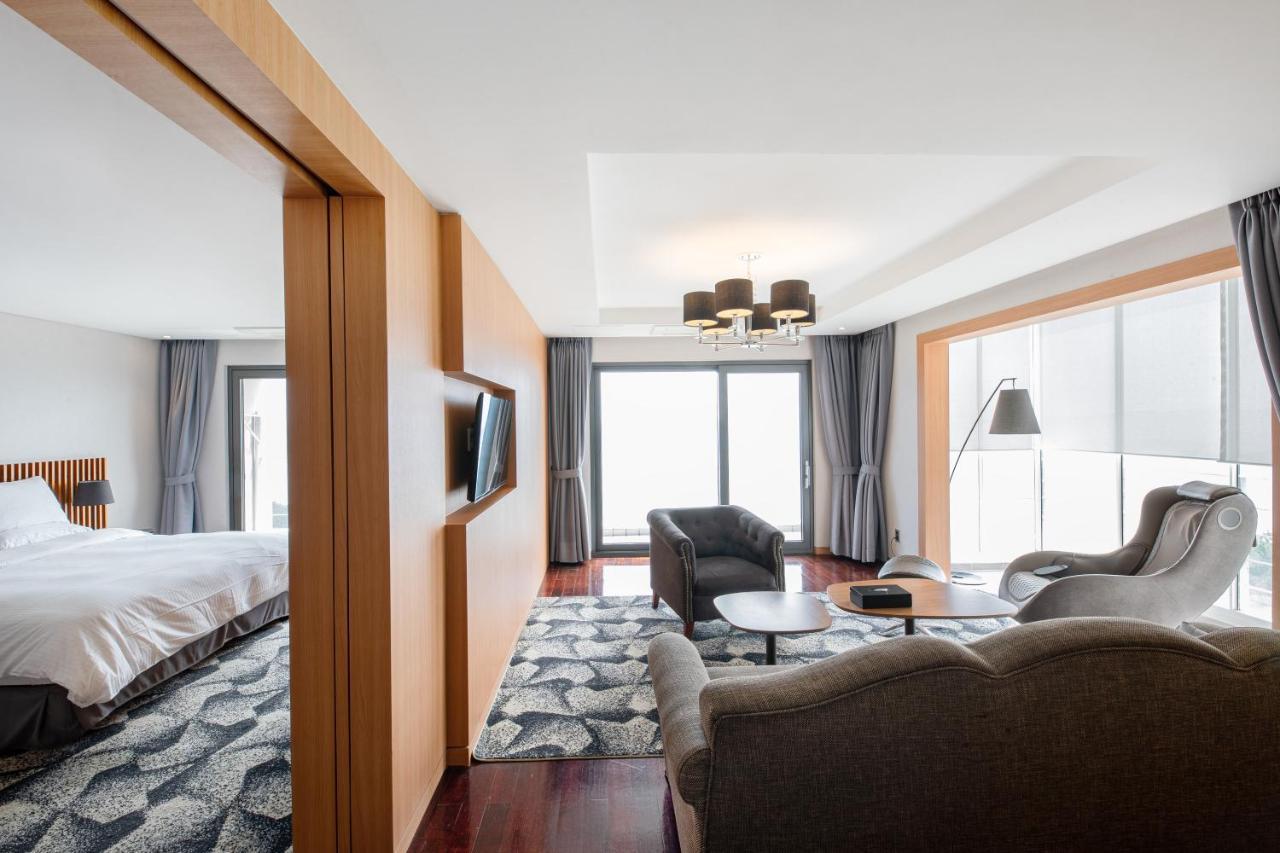 Asia Lakeside Hotel Jinju Bagian luar foto