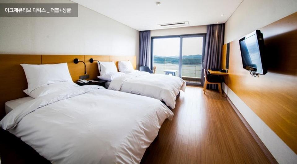 Asia Lakeside Hotel Jinju Bagian luar foto
