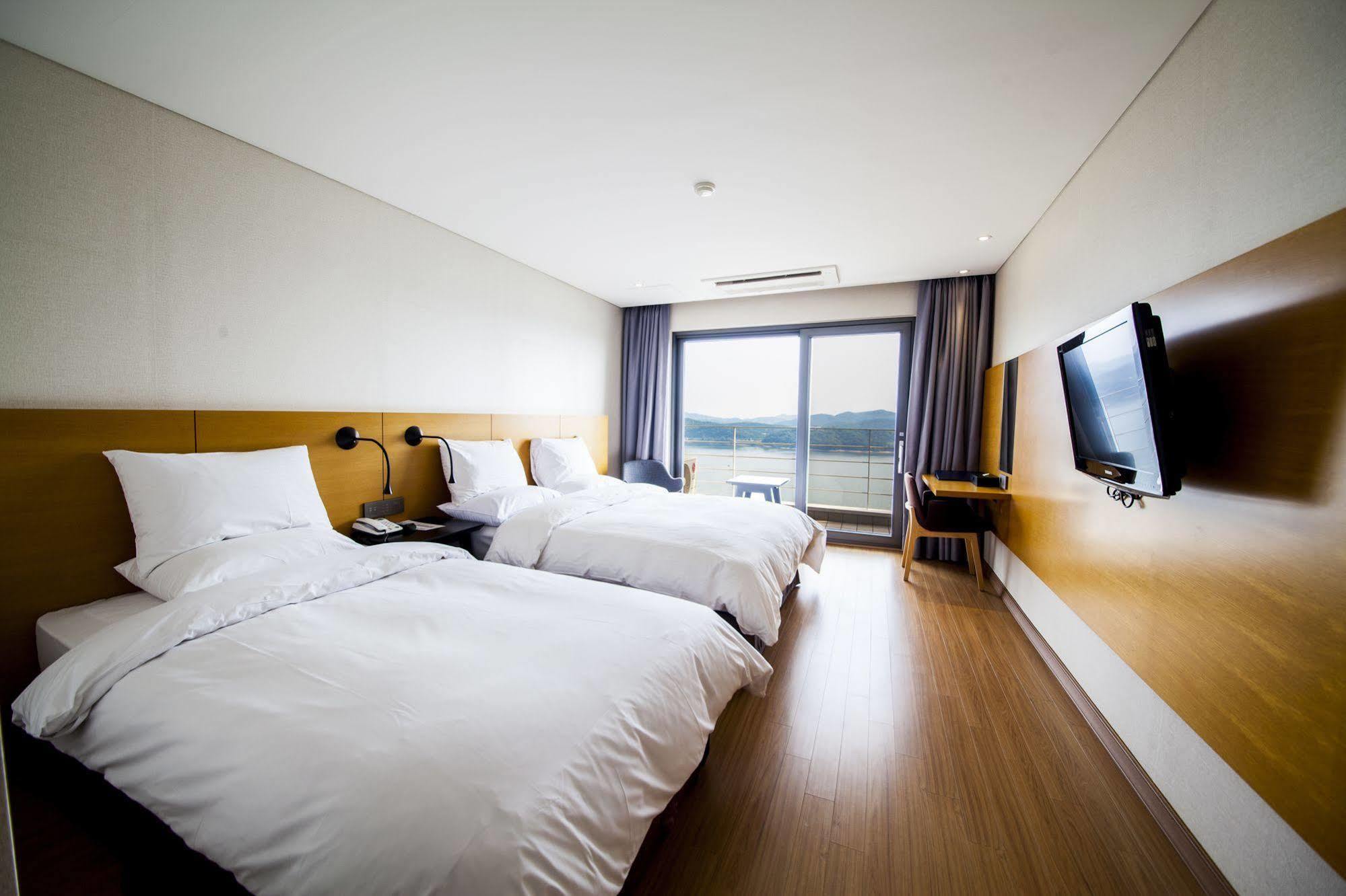 Asia Lakeside Hotel Jinju Bagian luar foto