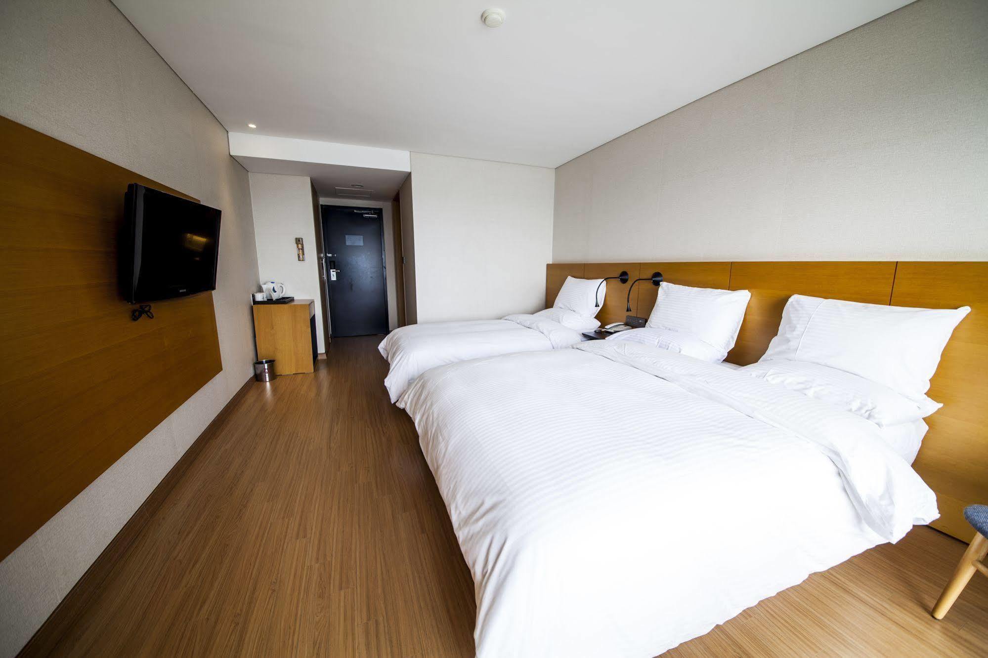 Asia Lakeside Hotel Jinju Bagian luar foto